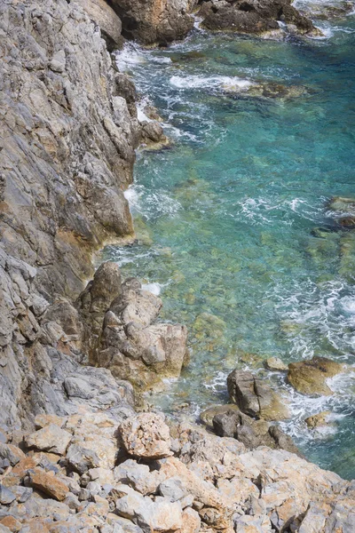 Hermoso mar azul profundo y rocas en Grecia —  Fotos de Stock