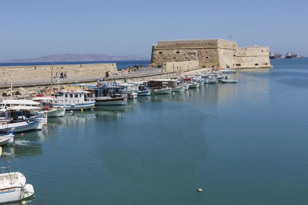 Barcos de pesca no porto de Heraklion, ilha de Creta, Grécia — Fotografia de Stock