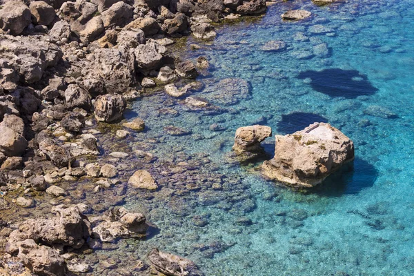 Глубоко синее море и скалы в Греции — стоковое фото