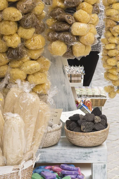 希腊 symi 岛商店里的天然海绵 — 图库照片