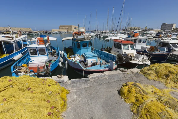 Filets de pêche et bateaux de pêche près de la forteresse vénitienne dans la por — Photo