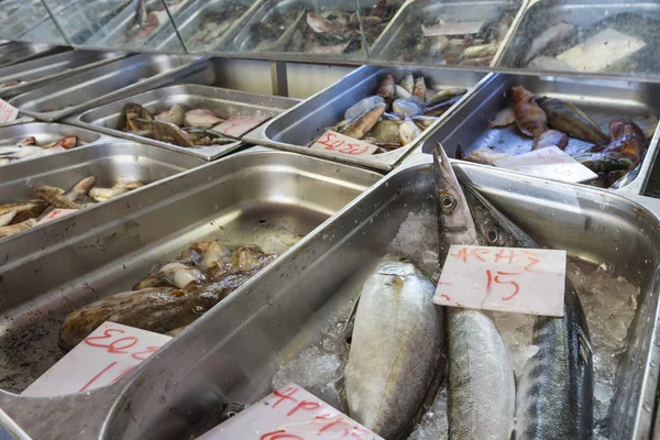 Verse vis in de vismarkt - Griekenland — Stockfoto