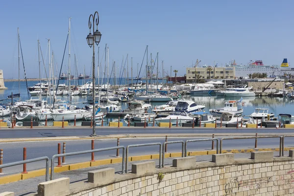 Рыбацкие лодки в порту Ираклиона, остров Крит, Греция — стоковое фото