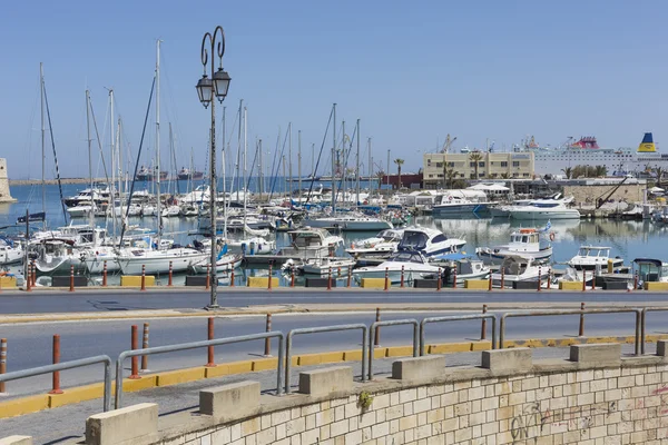 Barcos de pesca no porto de Heraklion, ilha de Creta, Grécia — Fotografia de Stock