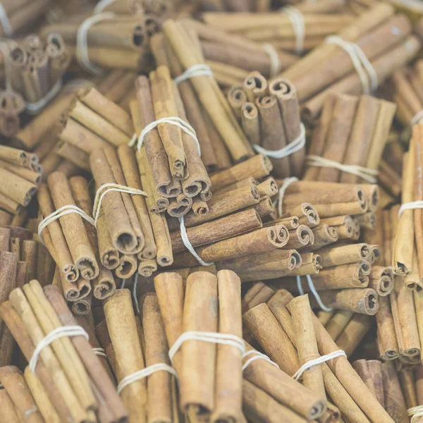 Bâtonnets de cannelle sur le marché grecce — Photo