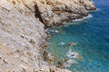 güzel masmavi deniz ve kayalar Yunanistan