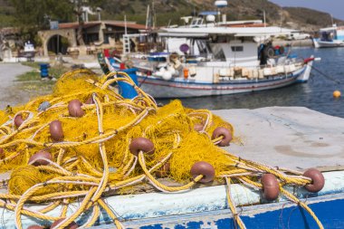 Balık ağlarına ve Yunan balıkçı tekneleri limanda sunrise demirleme 