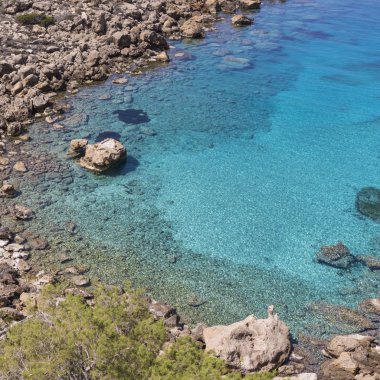 güzel masmavi deniz ve kayalar Yunanistan