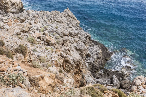 Красиві глибоке синє море і скелі в Греції — стокове фото