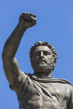 Filip II, babası İskender büyük anıt heykeli. Skop