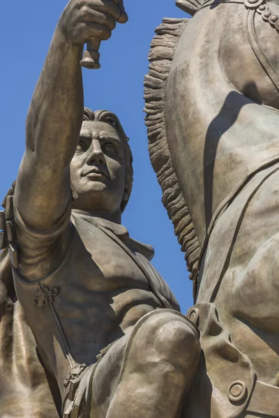 Guerrero en una estatua de caballo "Alejandro Magno" en la Plaza Skopie —  Fotos de Stock