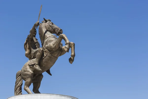 Guerrero en una estatua de caballo "Alejandro Magno" en la Plaza Skopie — Foto de Stock
