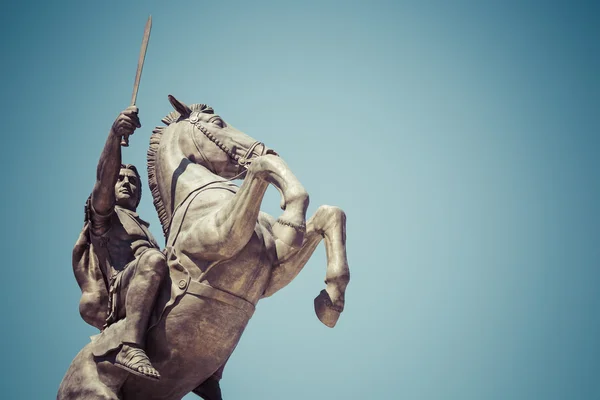 Guerreiro em uma estátua de Cavalo "Alexander the Great" em Skopje Square — Fotografia de Stock