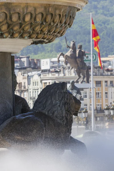 Lejonet statyn och Makedonska flaggan, Skopje, Makedonien — Stockfoto