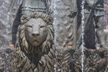 Aslan heykeli çeşme merkezinde Üsküp, Makedonya 