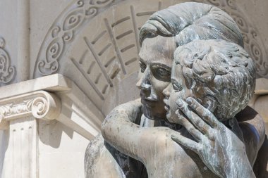 Büyük su Çeşmesi ve bronz heykeller yetişkin ve childre