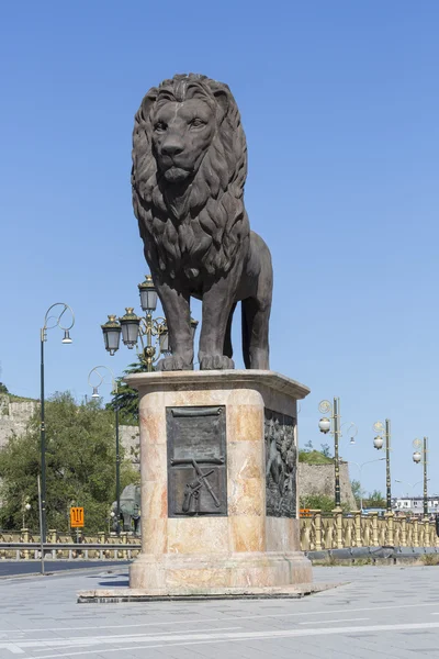 Skopje, Mazedonien - 14. April 2016: Löwenskulptur auf der Westseite — Stockfoto