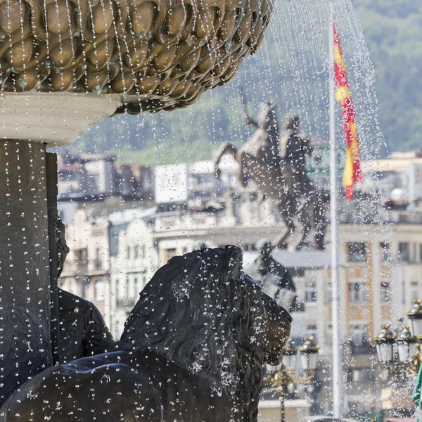 Fontaine statue de lion au centre-ville de Skopje, Macédoine — Photo