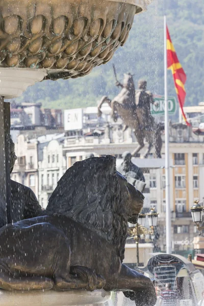 Fontaine statue de lion au centre-ville de Skopje, Macédoine — Photo