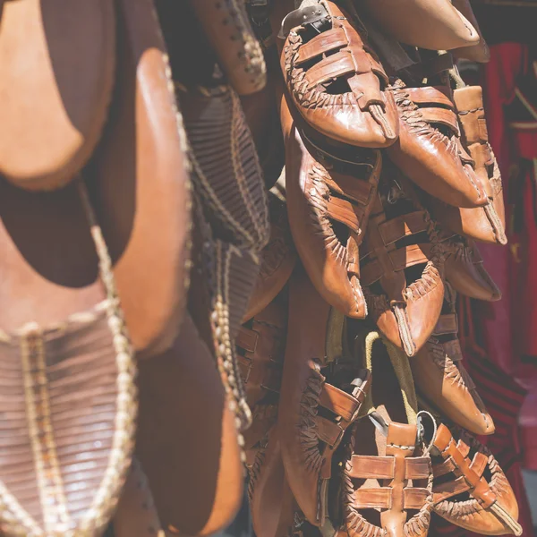 Chaussures traditionnelles en cuir, Skopje, Macédoine . — Photo
