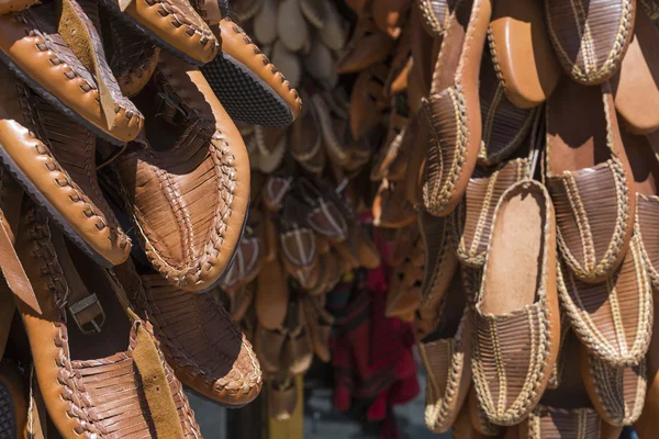 Chaussures traditionnelles en cuir, Skopje, Macédoine . — Photo