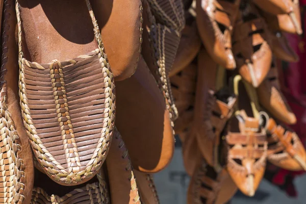 Traditionelle Lederschuhe, Skopje, Mazedonien. — Stockfoto