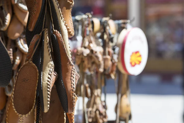 Traditionelle Lederschuhe, Skopje, Mazedonien. — Stockfoto