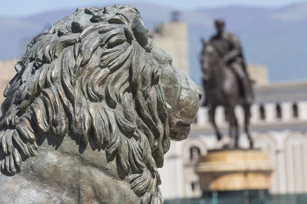Lejonet statyn fontän i centrum i Skopje, Makedonien — Stockfoto