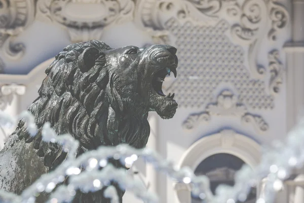 Fonte da estátua de leão no centro de Skopje, Macedônia — Fotografia de Stock