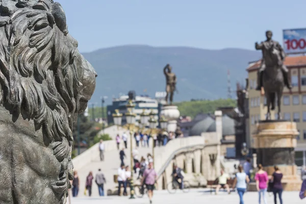 Aslan heykeli çeşme merkezinde Üsküp, Makedonya — Stok fotoğraf