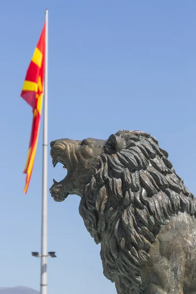 Estátua do Leão e Bandeira da Macedônia, Skopje, Macedônia — Fotografia de Stock