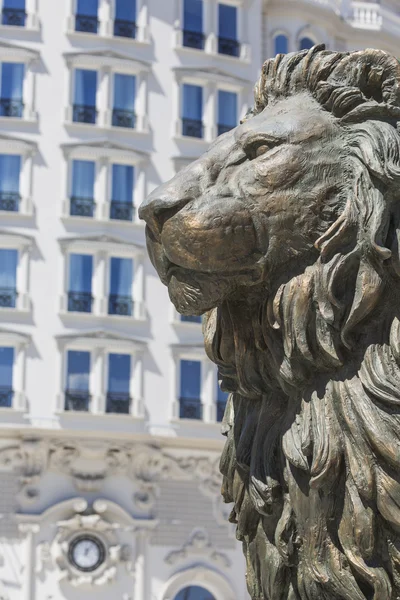 Lion standbeeld fontein in het centrum van Skopje, Macedonië — Stockfoto