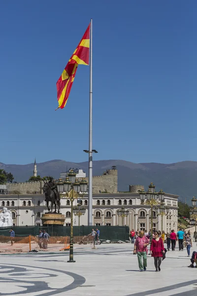 SKOPJE, MACEDONIA - 14 APRILE 2016: bandiera macedone sventola in wi — Foto Stock