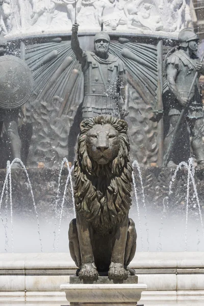 Fonte da estátua de leão no centro de Skopje, Macedônia — Fotografia de Stock