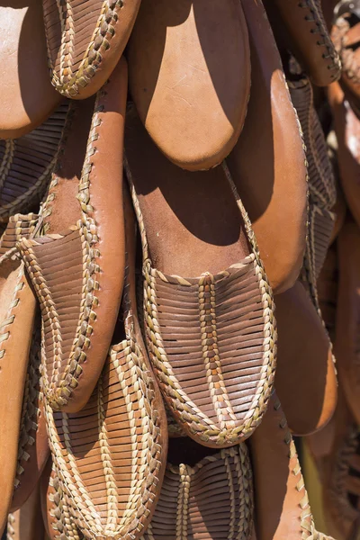 Scarpe tradizionali in pelle, Skopje, Macedonia . — Foto Stock