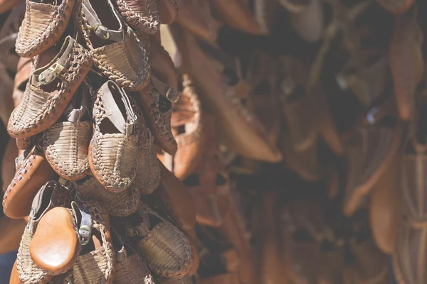 Scarpe tradizionali in pelle, Skopje, Macedonia . — Foto Stock