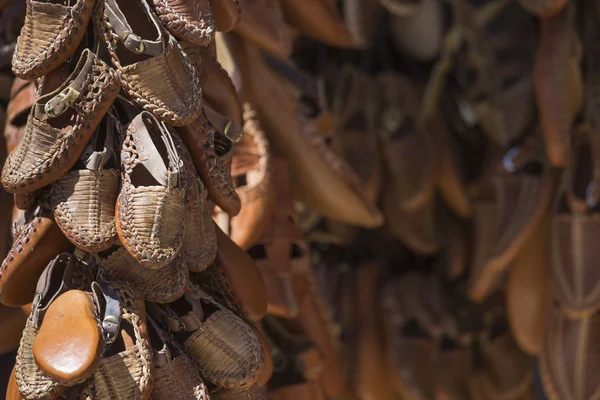 Traditionelle Lederschuhe, Skopje, Mazedonien. — Stockfoto