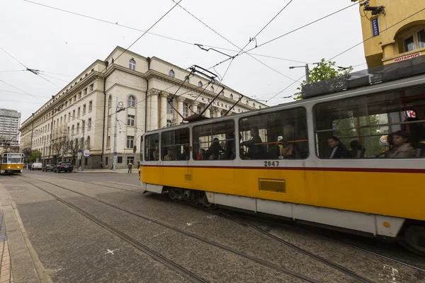 SOFIA, BULGARIA - 14 DE ABRIL DE 2016: Tranvía y escena callejera de d —  Fotos de Stock