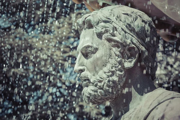 SKOPJE, MACÉDOINE - 14 AVRIL 2016 : Grande fontaine à eau et frère — Photo