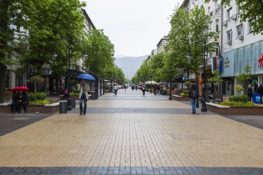 Sofia, Bulgaristan 14 Nisan 2016: yerel insanlar yürümek içinde Vitosha