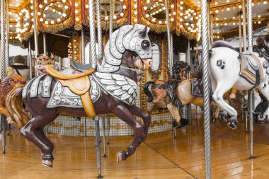 Eski Fransız atlıkarınca bir tatil parkta. Üç atlar ve uçak