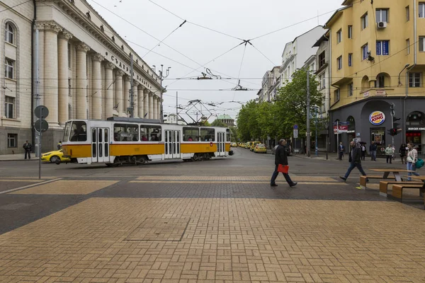 Sofia, Bulgária - április 14-én, 2016: Tranway és utcai jelenet, d — Stock Fotó