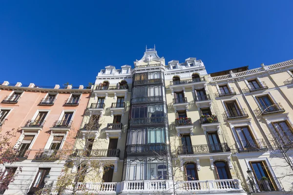 Arquitectura mediterránea en España. Antiguo edificio de apartamentos en Madrid —  Fotos de Stock