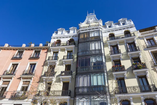 스페인의 지중해 건축입니다. 마드리드에서 오래 된 아파트 건물 — 스톡 사진