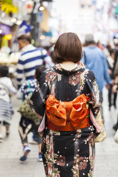 KYOTO, JAPÓN - 01 DE MAYO DE 2014: Las mujeres japonesas usan una d tradicional —  Fotos de Stock