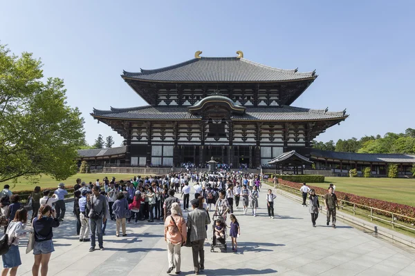 日本奈良-2014 年 5 月 11 日 ︰ 旅行者走在东大寺 — 图库照片