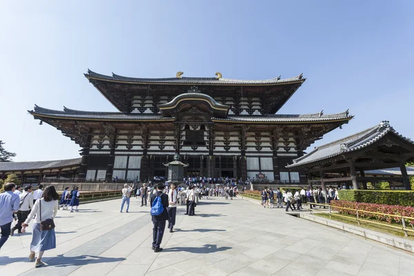 日本奈良-2014 年 5 月 11 日 ︰ 旅行者走在东大寺 — 图库照片