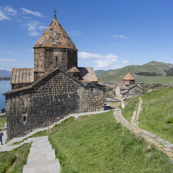 Iglesia medieval en el lago Sevan, Armenia — Foto de Stock