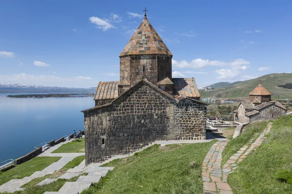 Средневековая церковь на озере Севан, Армения — стоковое фото
