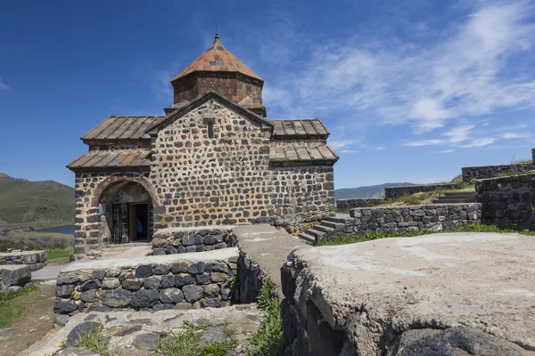 Iglesia medieval en el lago Sevan, Armenia — Foto de Stock